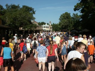 Frontierland Rope drop crowd